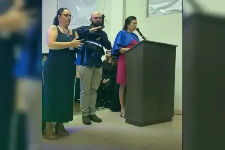 Ausente por medo, sobrevivente de feminicídio marca formatura com carta