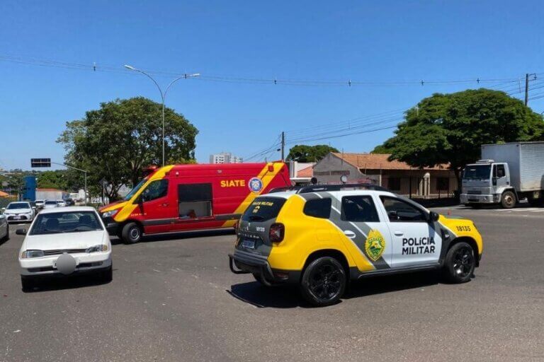 Mulher é levada ao hospital com suspeita de fratura no tórax após colisão