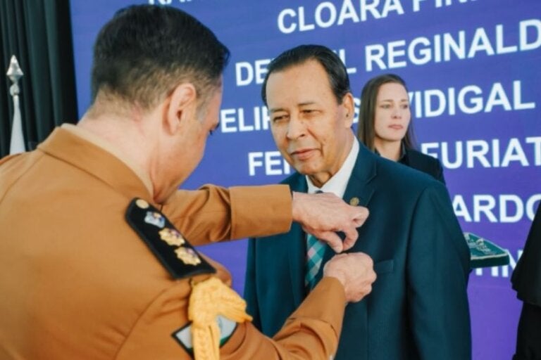 Pastor Perci Fontoura recebe Medalha de Mérito da Casa Militar em Curitiba