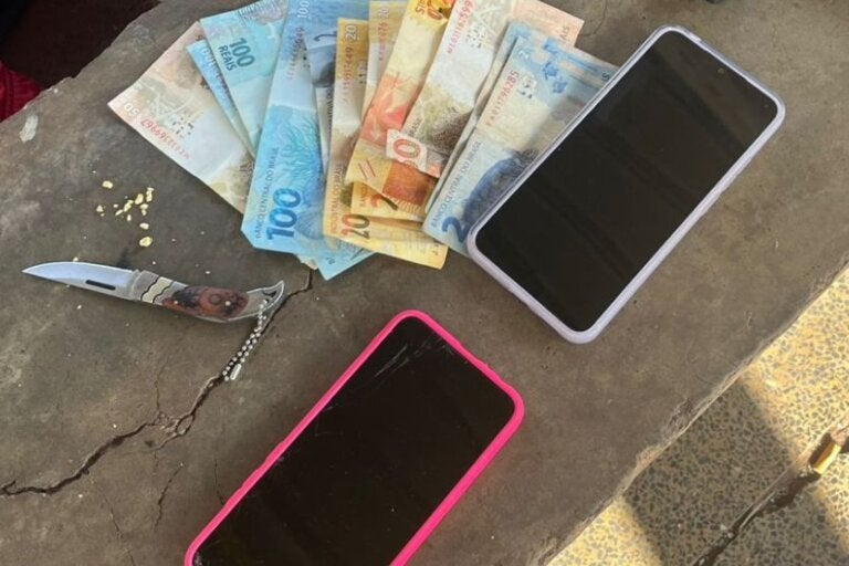 PM prende dois suspeitos de tráfico de drogas na Praça da Bíblia, em Umuarama