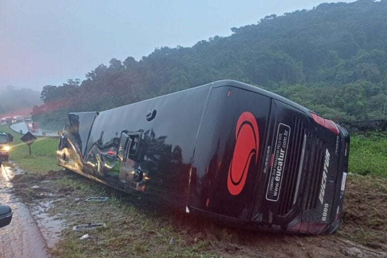Motorista desvia de caminhão e ônibus com 49 passageiros tomba no Paraná