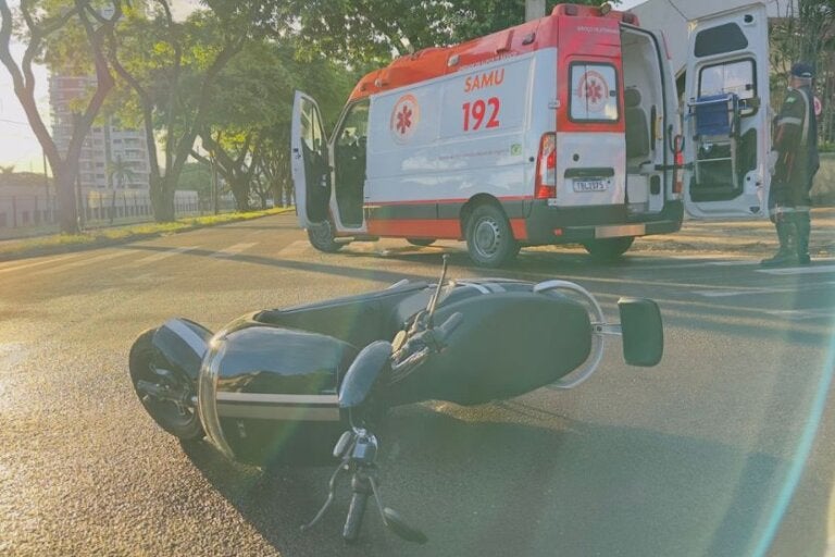 Acidente entre scooter elétrica e SUV deixa mulher ferida em Umuarama