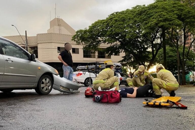 Colisão entre carro e motoneta deixa duas jovens feridas em Umuarama