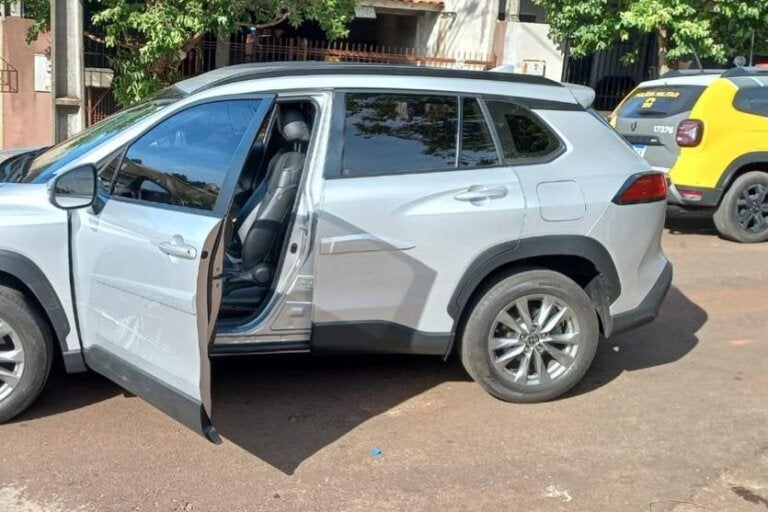 Mulher é presa por suspeita de embriaguez após bater carro em veículo estacionado