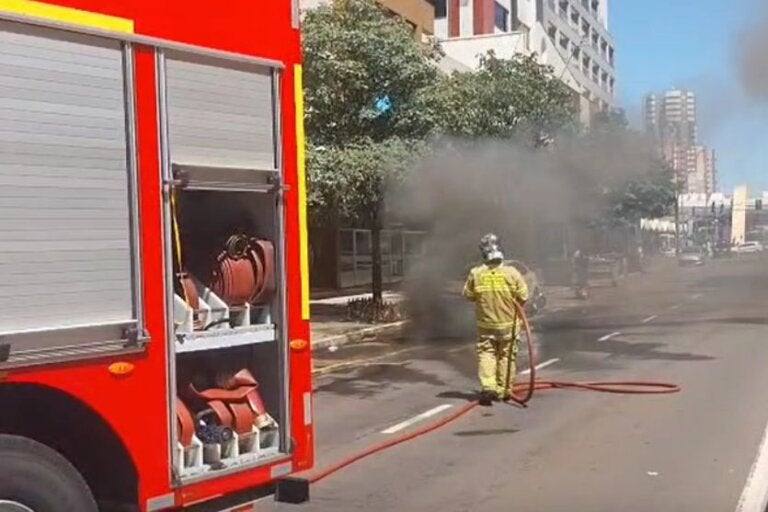 Incêndio em rede elétrica subterrânea leva à evacuação de edifícios em Maringá; vídeo