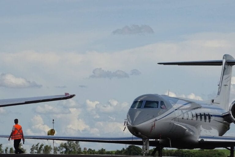 Avião que cruza continentes sem escalas pousa em Umuarama; vídeo
