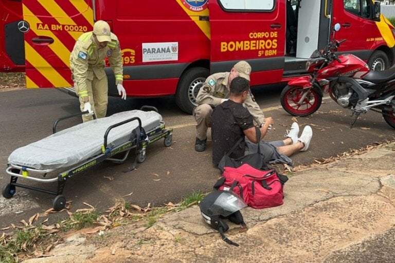 Colisão entre carro e moto deixa homem ferido em Umuarama