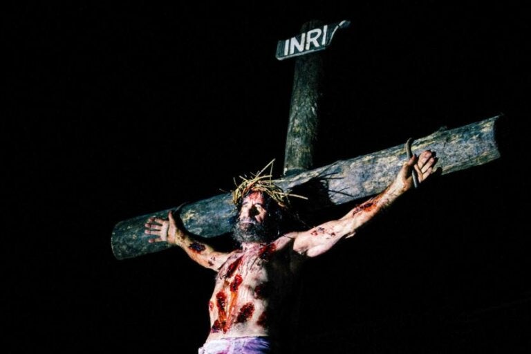 Espetáculo da Paixão de Cristo ganha Libras em telão e amplia acesso à mensagem cristã