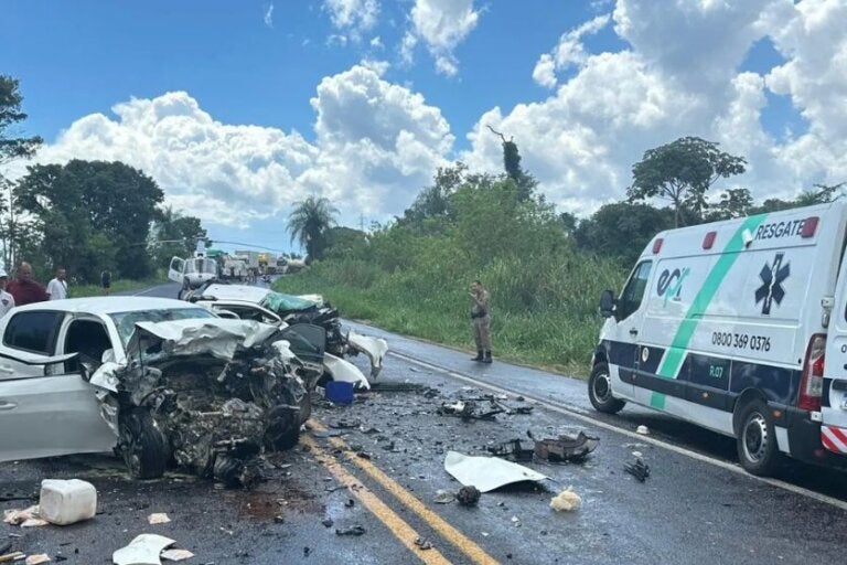 Colisão entre veículos deixa dois mortos e interdita parcialmente a BR-376; vídeo
