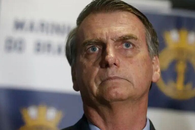 Ex-presidente Jair Bolsonaro recebe alta e seguirá em prisão domiciliar em Brasília
