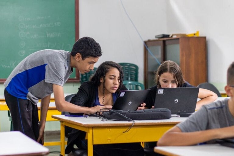 Núcleo de Educação de Umuarama realiza ação para conectar jovens a vagas de emprego