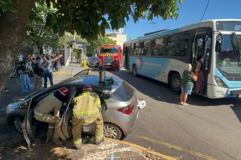 Acidente entre carro e ônibus mobiliza bombeiros no centro de Umuarama
