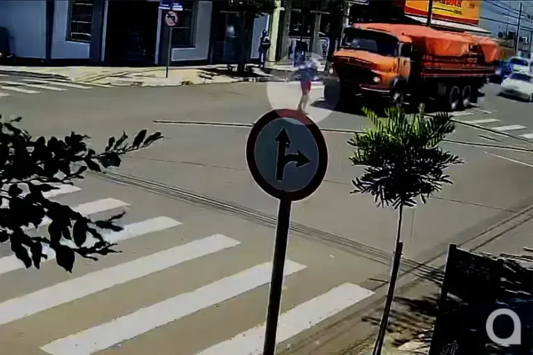 Imagens fortes: idoso de 75 anos morre após ser atropelado por caminhão; veja o vídeo