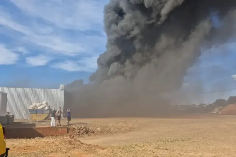 Incêndio de grandes proporções destrói fábrica de estofados; veja o vídeo