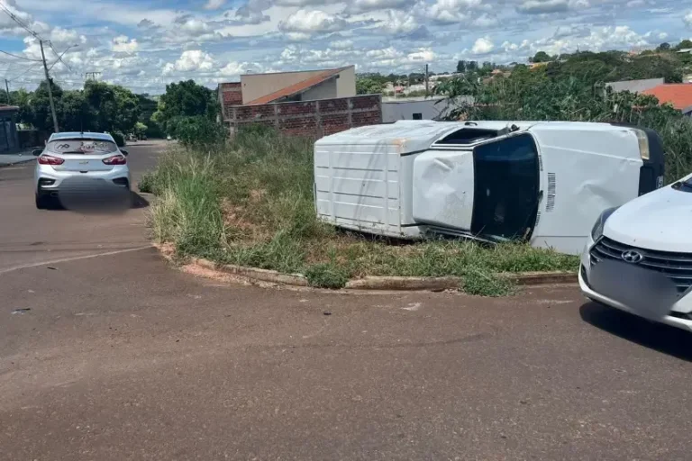 Carro tomba após colisão lateral em cruzamento no Bairro Primavera, em Iporã