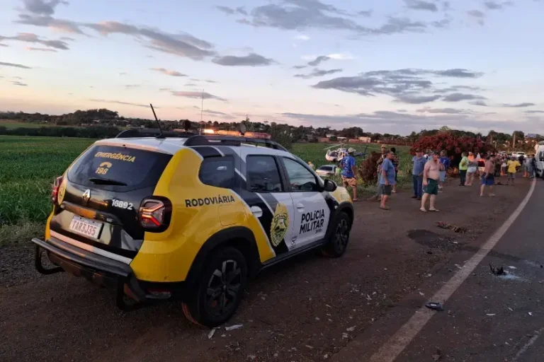 Carro invade pista contrária, causa batida e motorista é socorrido de helicóptero