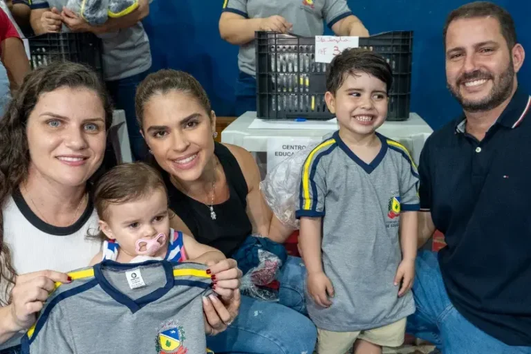 Alunos da rede municipal de Ivaté recebem uniformes escolares