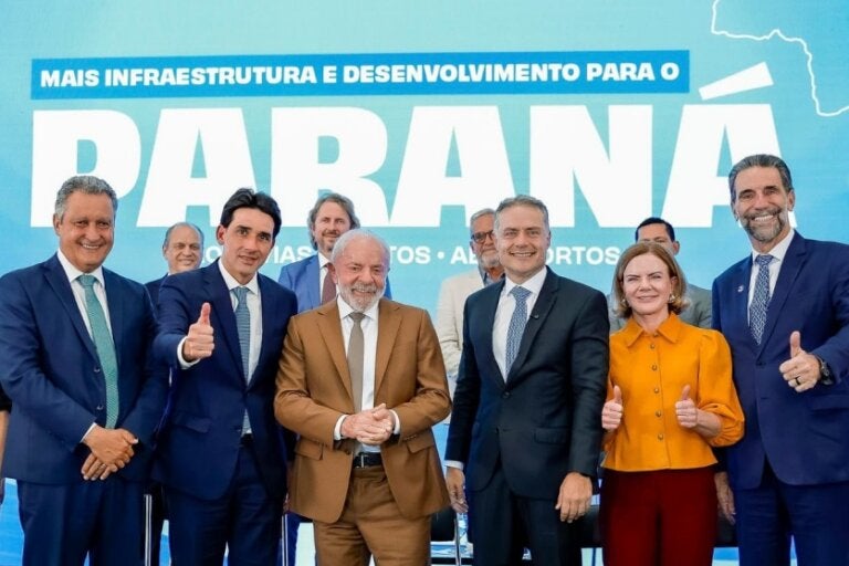 Lula assina a ordem de serviço para a conclusão da pavimentação da Estrada Boiadeira