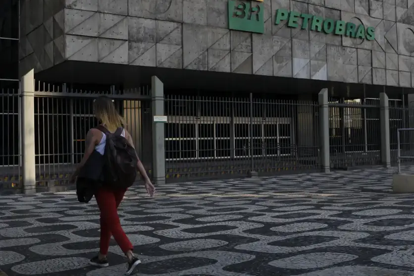 Petrobras diz que pode reduzir o preço do petróleo no Brasil, que sofre alta pela guerra no Irã