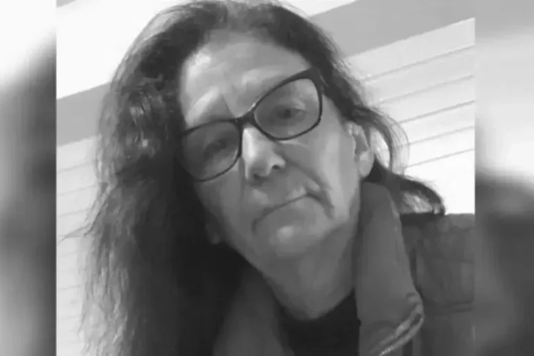 Mulher é morta em casa enquanto filha estava no hospital dando à luz gêmeos