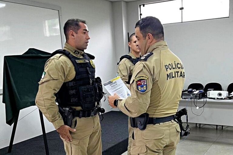 Novos oficiais prestam compromisso e PMs destaque recebem homenagens