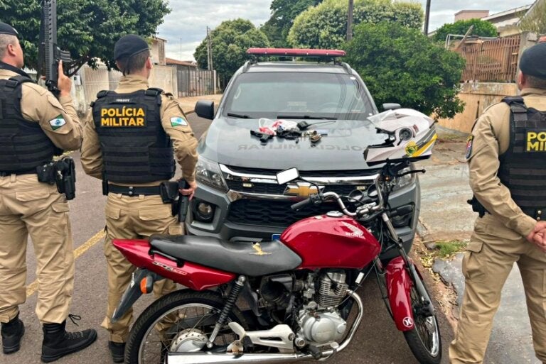 Adolescentes tentam fugir da PM, mas são apreendidos com cocaína, arma e simulacro