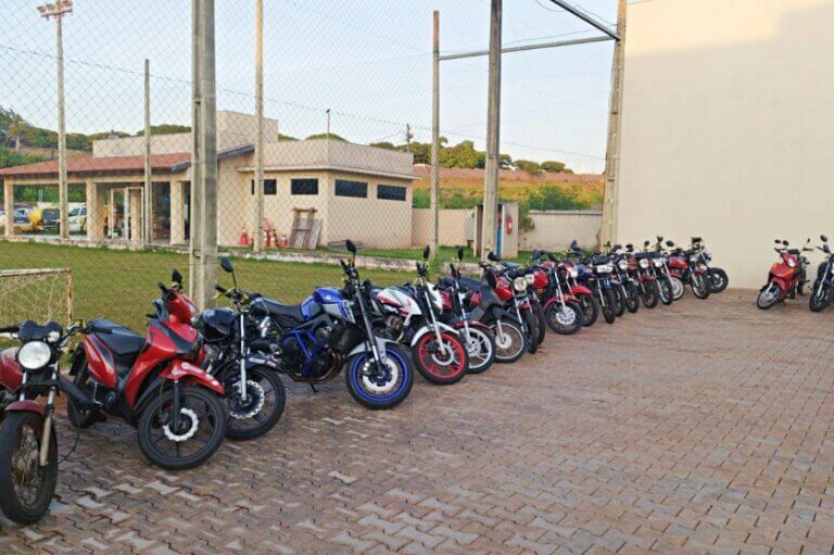 PM de Umuarama recolhe 25 motos com irregularidades durante operação de trânsito