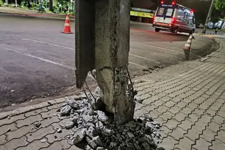 Poste atingido por veículo mobiliza Defesa Civil no centro de Cruzeiro do Oeste