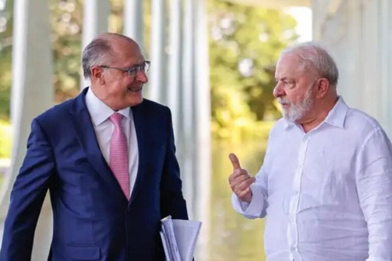 Lula confirma Alckmin como vice e prevê saída de ministros para disputar eleições