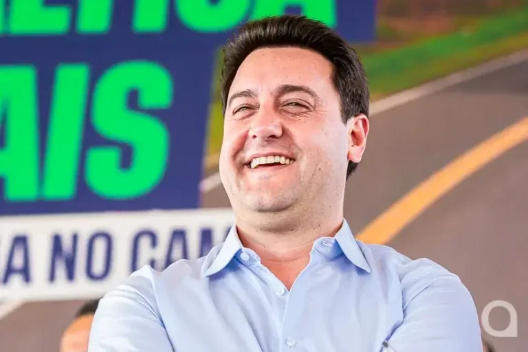 Governador anuncia R$ 290 milhões para estradas rurais e participa da abertura da Expo Umuarama