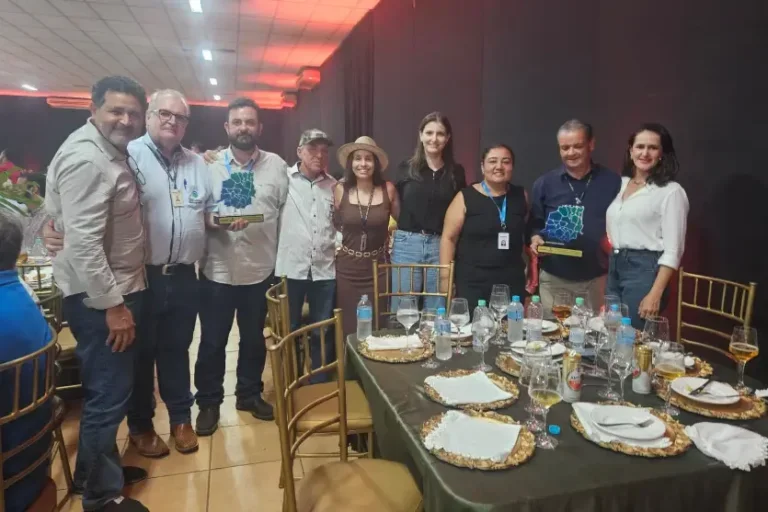 Gerente regional da Seab, José Antonio Duarte é homenageado por prefeitos na Expo Umuarama