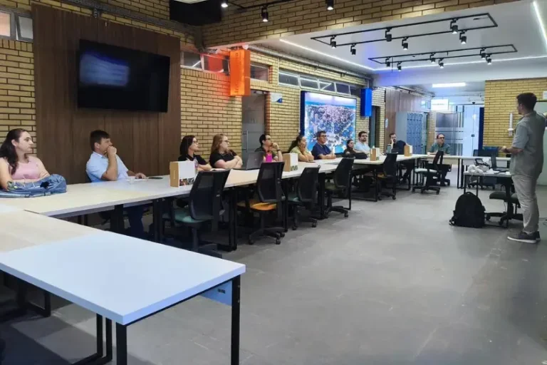 UEM realiza minicurso no Technopark para capacitar professores em realidade virtual