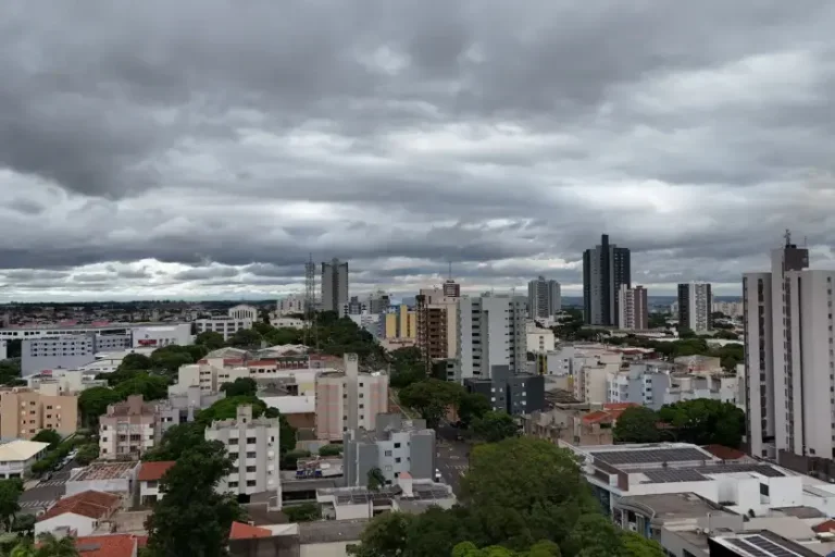 Previsão do tempo indica segunda-feira com chuva e máxima de 29°C em Umuarama