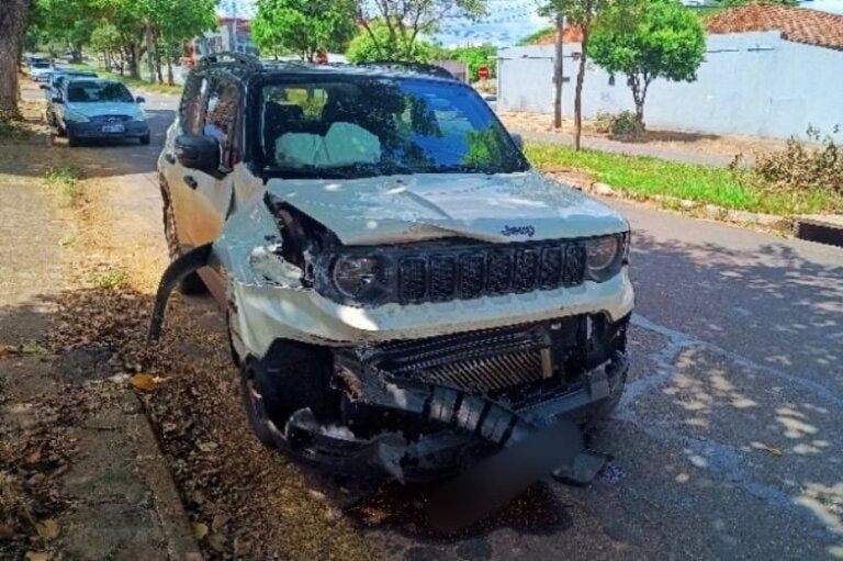 Samu atende condutor ferido após colisão entre dois carros na Zona II de Umuarama