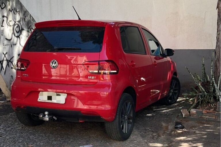 Umuaramense vai à Igreja e na volta encontra vidro do carro arrombado; levaram celular