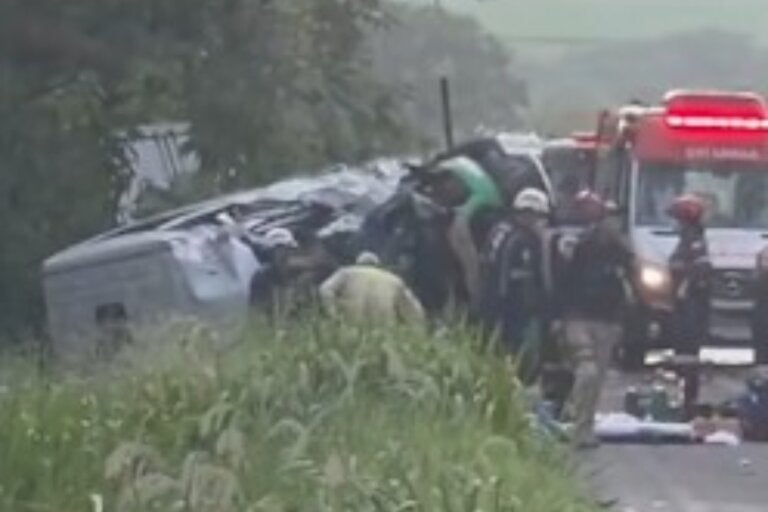 Acidente com van da saúde deixa seis feridos perto de ponte sobre o Rio Piquiri