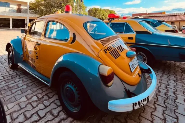 Relíquias da PMPR desfilam nas ruas e seguem para exibição na Expo Umuarama