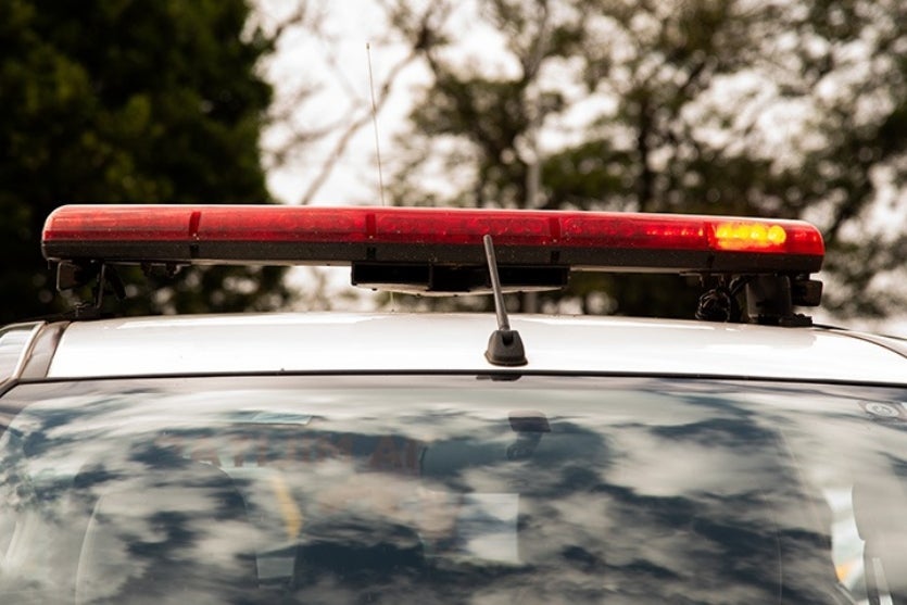 Homem quebra porta de vidro e furta dinheiro e bebidas de posto de combustíveis em Umuarama