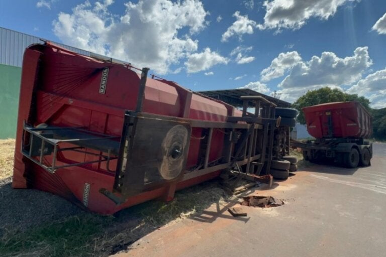Asfalto cede e carreta carregada com soja tomba no Parque Ibirapuera, em Umuarama