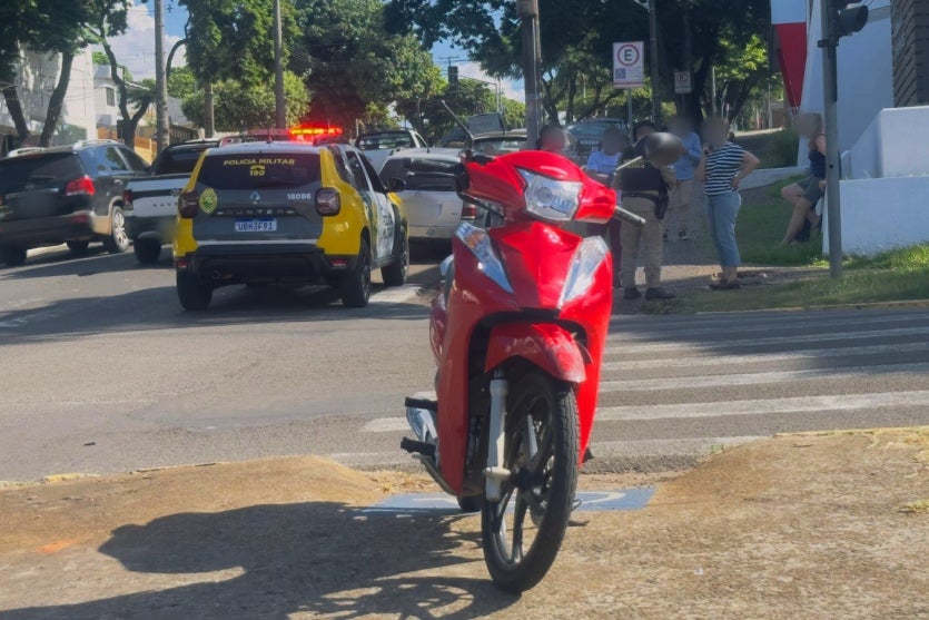 Motociclista lesiona a pelve após colisão com carro na avenida Parigot de Souza