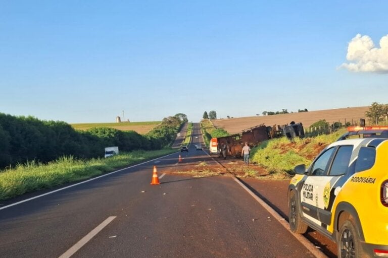 Caminhão capota e pega fogo na PR-323; condutor é socorrido com ferimentos