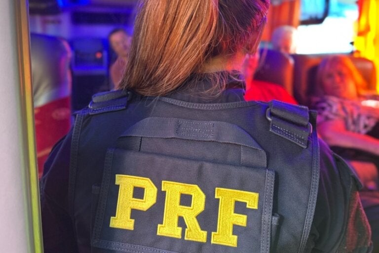 Operação Rosas de Aço: PRF orienta mulheres sobre importunação sexual em ônibus