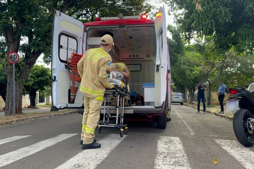 Motociclista é atingido por carro e lançado contra poste na região da Catedral de Umuarama