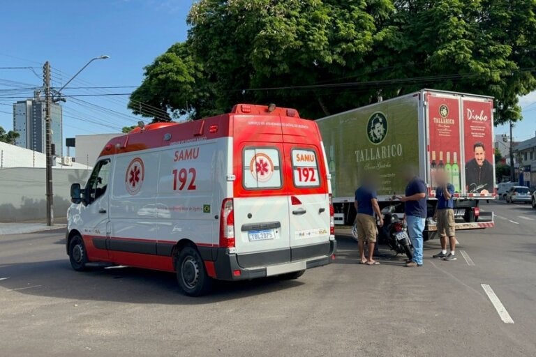 Motoneta colide com caminhão na Avenida Londrina e motociclista fica ferido