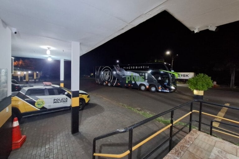 Piratas do asfalto abrem fogo contra ônibus e roubam passageiros na PR-317