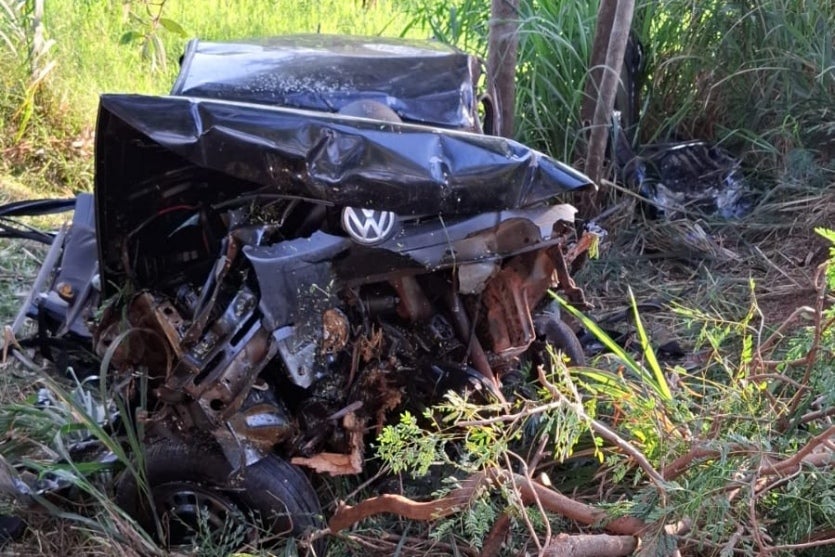 Colisão com árvore na PR-550 mata duas pessoas e deixa outra em estado gravíssimo