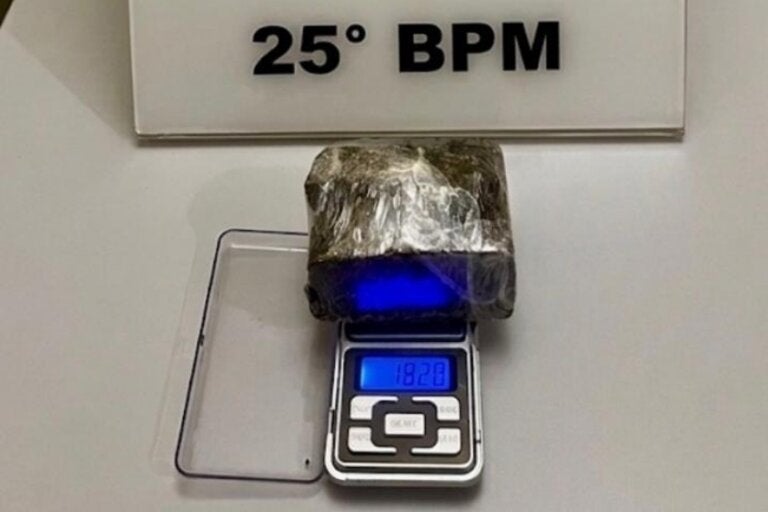Homem corre por telhados ao fugir da PM e é preso com maconha em Iporã