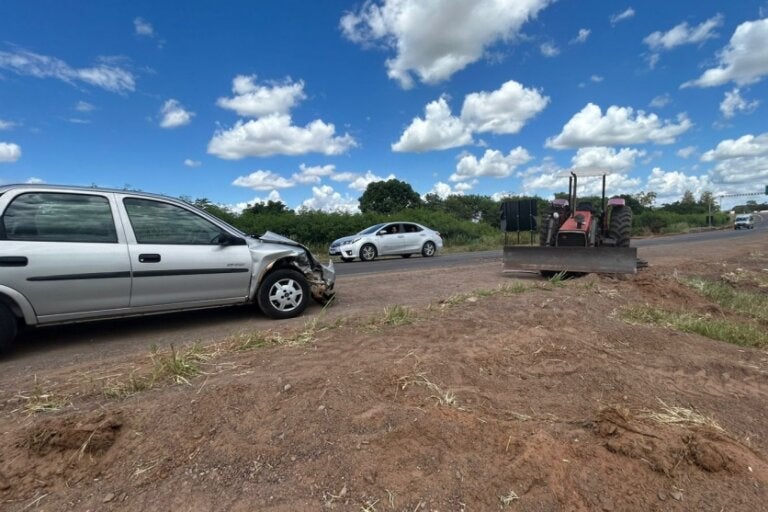 Colisão frontal de trator e automóvel deixa dois feridos na PR-323, em Cruzeiro do Oeste