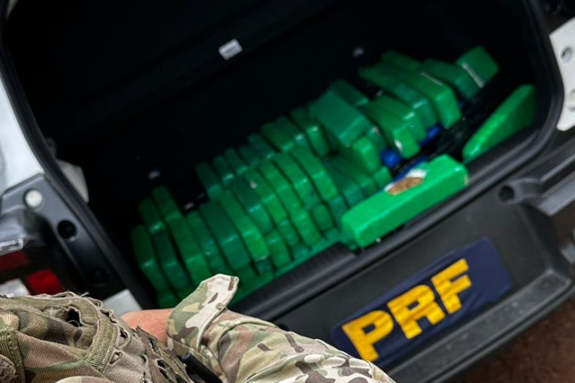 Homem que transportava maconha deita em matagal para tentar se esconder da PRF