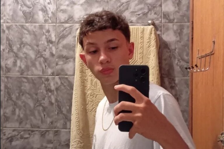 A família de Matheus Gabriel, que continua internado após um acidente de trânsito em Umuarama, pede orações pela recuperação do jovem de 19 anos. Ele está, desde o último sábado (7), na Unidade de Terapia Intensiva (UTI) do Hospital Cemil após uma colisão com uma circular nas proximidades do Banco do Brasil. Angélica Scarmanhani, irmã de Matheus, disse ao OBemdito nesta quarta-feira (11) que a recuperação ainda é considerada lenta devido à gravidade dos ferimentos. “Hoje minha mãe foi ao hospital. Meu irmão ainda está entubado e está tirando os sedativos aos poucos. Ele ainda é um paciente de risco e precisa de muitos cuidados”, relatou. Apesar do quadro delicado, a família informou que o jovem teve sinais de melhora. De acordo com boletim médico, ele respondeu a estímulos feitos pela equipe médica. “Hoje tiveram que colocar uma sedação leve, pois ele ficou um pouco agitado. Os médicos disseram que ele respondeu aos estímulos pedidos, isso é muito bom”, diz o comunicado. Ainda conforme o boletim, a ventilação mecânica já está no nível mínimo, o que pode permitir que os médicos avaliem, nos próximos dias, a possibilidade de retirada do tubo. A família de Matheus agora pede o apoio da população em uma corrente de orações pela melhora do rapaz. “A gente pede oração pela recuperação dele, para que não tenha sequelas”, completou a irmã. O acidente Matheus Gabriel ficou ferido após um acidente registrado na manhã de sábado (7), no cruzamento da Avenida Brasil com a rua Governador Ney Braga, em Umuarama. Ele conduzia uma motocicleta quando colidiu com uma circular. No episódio, o jovem sofreu traumatismo cranioencefálico (TCE) e fraturas na perna. Equipes do Serviço Integrado de Atendimento ao Trauma em Emergência (Siate) prestaram socorro e encaminharam o morador ao Hospital Cemil, onde ele permanece internado.